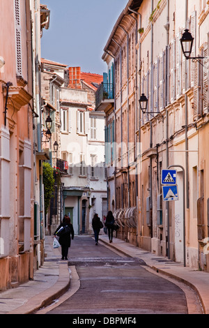 Scène de rue dans la vieille partie de la ville d'Avignon, Vaucluse, France, Europe Banque D'Images