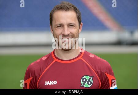 Steven Cherundolo joueur de Bundesliga Hanovre 96 club lors de la saison 2013-2014, l'une séance de photos pour le 11 juillet à 2013 de l'IDH Arena de Hanovre (Basse-Saxe). Photo : Peter Steffen/dpa Banque D'Images