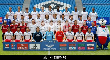 Bundesliga allemande soccer club Hambourg SV pose l'équipe au cours de la prise de photo officielle pour la saison 2013-2014 à l'Imtech Arena de Hambourg, le 30 juillet 2013. Première rangée (L-R) : Tomas Rincon, Tolgay Arslan, Ivo Ilicevic, gardien de but René Adler, gardien Jarsolav Drobny, gardien Sven Neuhaus, Artjoms Rudnevs, Maximilian Beister, Rafael van der Vaart et mascotte du club Dino. 2e rangée (L-R) : l'entraîneur Thorsten Fink, l'entraîneur adjoint, Patrick Rahmen, entraîneur-adjoint Roger Stilz, médecin de l'équipe Philippe Catala-Lehnen, physiothérapeute Kristof Meyer, physiothérapeute, kinésithérapeute Mari Stefan Kliche Banque D'Images