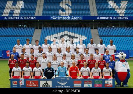 Bundesliga allemande soccer club Hambourg SV pose l'équipe au cours de la prise de photo officielle pour la saison 2013-2014 à l'Imtech Arena de Hambourg, le 30 juillet 2013. Première rangée (L-R) : Tomas Rincon, Tolgay Arslan, Ivo Ilicevic, gardien de but René Adler, gardien Jarsolav Drobny, gardien Sven Neuhaus, Artjoms Rudnevs, Maximilian Beister, Rafael van der Vaart et mascotte du club Dino. 2e rangée (L-R) : l'entraîneur Thorsten Fink, l'entraîneur adjoint, Patrick Rahmen, entraîneur-adjoint Roger Stilz, médecin de l'équipe Philippe Catala-Lehnen, physiothérapeute Kristof Meyer, physiothérapeute, kinésithérapeute Mari Stefan Kliche Banque D'Images