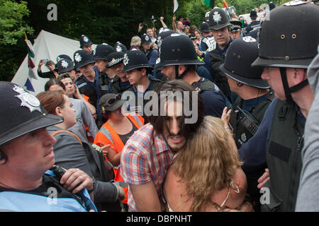 Balcombe, West Sussex, UK. 2 Août, 2013. Les agents de police clash avec protestersduring tentent de bloquer l'accès aux site de forage. Protestation contre la Cuadrilla forage et fracturation juste à l'extérieur du village de Balcombe dans West Sussex. Balcombe, West Sussex, UK, 2 août 2013. Credit : martyn wheatley/Alamy Live News Banque D'Images