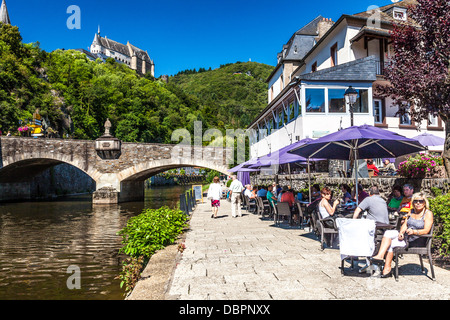 Vue sur le château de Vianden au Luxembourg, à partir de la rivière Nos ci-dessous. Banque D'Images