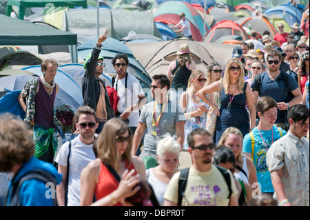 Glastonbury Festival 2013 UK - Les campeurs à pied les principaux arenas entourée de tentes dans le camping Sol Hill Pennard Banque D'Images