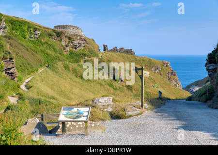 Entrée du château de Tintagel Cornwall coast que l'on croit être le berceau du Roi Arthur Banque D'Images