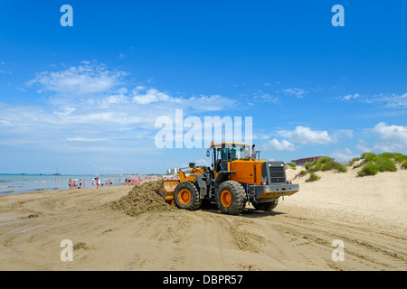 Le bulldozer Nettoie la saleté sur une plage après une tempête Banque D'Images