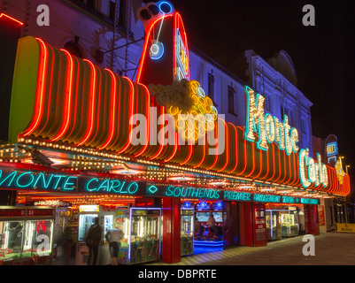 31/07/2013 Monte Carlo de jeux électroniques en néon sur le front de mer à Southend-on-Sea Banque D'Images