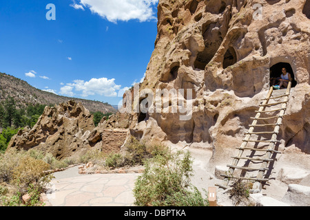 Les Indiens Pueblo Cliff dwellings au Bandelier National Monument, près de Los Alamos, New Mexico, USA Banque D'Images