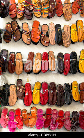 MADRID, ESPAGNE - AVRIL 21 : Chaussons en cuir et des sandales sur le célèbre marché aux puces El Rastro, le 21 avril 2013 à Madrid, Espagne. Banque D'Images