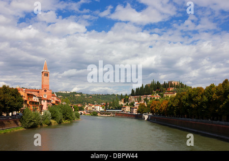 Vue panoramique très colorés de Vérone sur l'Adige River vers Castel San Pietro et l'église dominicaine de Sant'Anastasia. Banque D'Images