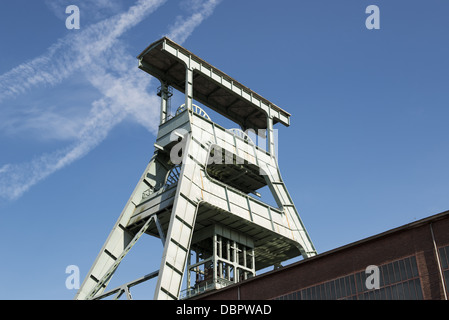 Chevalement de mine de charbon au-dessus de l'arbre d'une mine souterraine, Herne est situé dans la région de la Ruhr en Allemagne. Banque D'Images