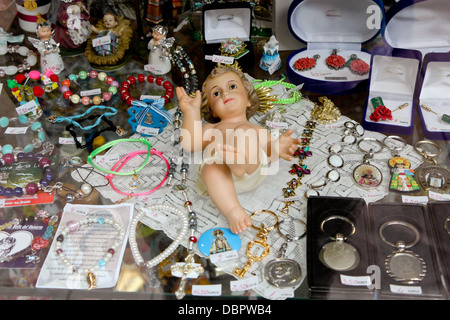 VALENCIA, Espagne - 14 avril : une poupée de l'enfant Jésus et d'autres attributs religieux dans une vitrine à Valence le 14 avril 2013. Banque D'Images