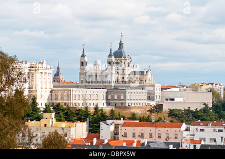 Vue sur la cathédrale de l'Almudena et le Palais Royal de Madrid Banque D'Images