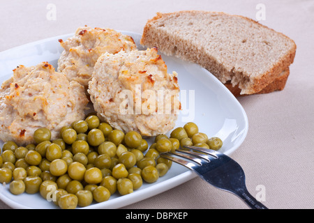 Escalopes de poulet rôti au four avec des pois verts Banque D'Images