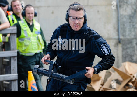 Ballykinlar, Irlande du Nord. 2 Août 2013 - Un concurrent finlandais s'exécute avec un 'Enforcer' à un événement SWAT Crédit : Stephen Barnes/Alamy Live News Banque D'Images