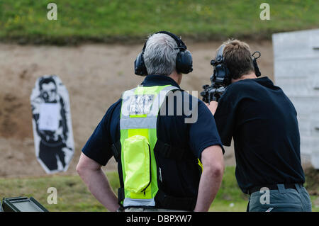 Ballykinlar, Irlande du Nord. 2 Août 2013 - Un homme tire un Heckler et Koch MP5 un champ de tir au fusil Crédit : Stephen Barnes/Alamy Live News Banque D'Images