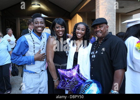 Les membres de la famille afro-américaine de diplômé d'un établissement d'apporter des ballons pour sa cérémonie de remise des diplômes de l'école publique de toutes les filles Banque D'Images