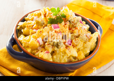 Salade de pommes de terre jaune fait maison avec des oeufs et des cornichons Banque D'Images