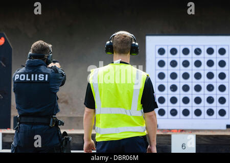 Ballykinlar, Irlande du Nord. 2 Août 2013 - un policier tire un pistolet Glock 19 Crédit : Stephen Barnes/Alamy Live News Banque D'Images