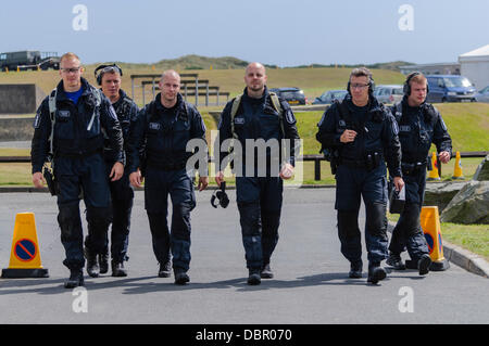 Ballykinlar, Irlande du Nord. 2 Août 2013 - Une équipe d'intervention de la police finlandaise Crédit : Stephen Barnes/Alamy Live News Banque D'Images