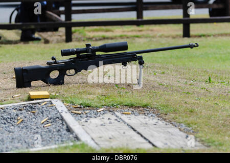 Ballykinlar, Irlande du Nord. 2 Août 2013 - Un fusil Remington 700 sur le champ de tir Crédit : Stephen Barnes/Alamy Live News Banque D'Images