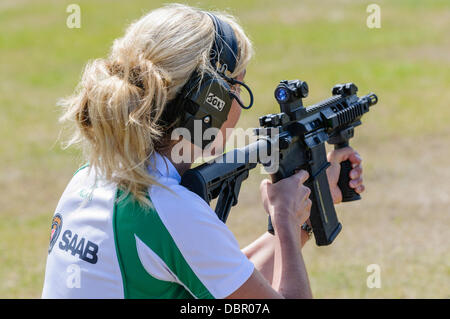 Ballykinlar, Irlande du Nord. 2 Août 2013 - Une femme de défense Saab tire un Colt M4A1 Crédit : Stephen Barnes/Alamy Live News Banque D'Images