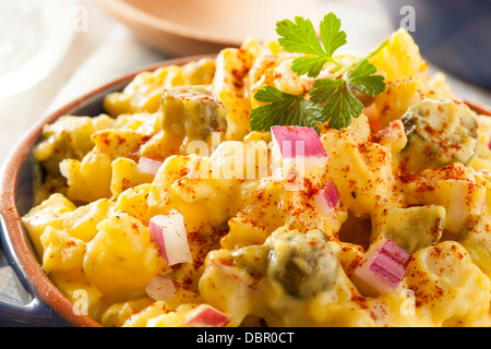 Salade de pommes de terre jaune fait maison avec des oeufs et des cornichons Banque D'Images