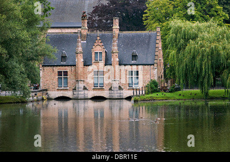 Serrure médiévale maison sur un canal de Bruges, Belgique Banque D'Images