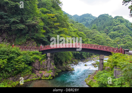 Pont Shinkyo rouge à Nikko, Japon Banque D'Images