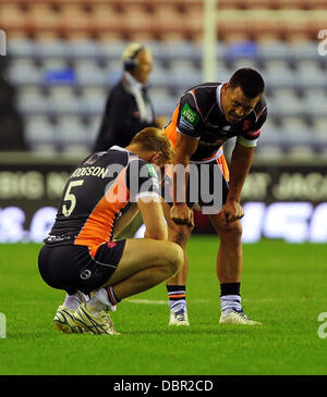 Wigan, UK. 09Th Aug 2013. Lincoln Withers et David Hodgson de Hull KR sont inconsolables à la fin de la Super League de Rugby entre Wigan Warriors fixture et Hull Kingston Rovers du DW Stadium. Credit : Action Plus Sport/Alamy Live News Banque D'Images