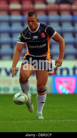 Wigan, UK. 09Th Aug 2013. Greg Eden de Hull KR lance la balle au cours de la Super League de Rugby entre Wigan Warriors fixture et Hull Kingston Rovers du DW Stadium. Credit : Action Plus Sport/Alamy Live News Banque D'Images