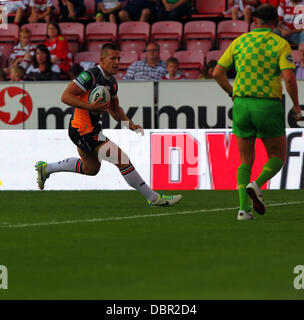 Wigan, UK. 09Th Aug 2013. Greg Eden de Hull KR marque un essai au cours de la Super League de Rugby entre Wigan Warriors fixture et Hull Kingston Rovers du DW Stadium. Credit : Action Plus Sport/Alamy Live News Banque D'Images