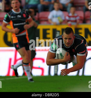 Wigan, UK. 09Th Aug 2013. Greg Eden de Hull KR plonge à travers la ligne de marquer un essai au cours de la Super League de Rugby entre Wigan Warriors fixture et Hull Kingston Rovers du DW Stadium. Credit : Action Plus Sport/Alamy Live News Banque D'Images