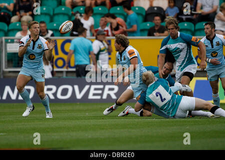 Northampton, Royaume-Uni. 09Th Aug 2013. Olly ROBINSON de Northampton Saints passe à Tom Stephenson de Northampton Saints au cours de la J.P.Morgan Premiership Rugby 7's Groupe B à partir de la jambe de qualification Franklin's Gardens. Score final : Newcastle Falcons 28-22 Northampton Saints. Credit : Action Plus Sport/Alamy Live News Banque D'Images