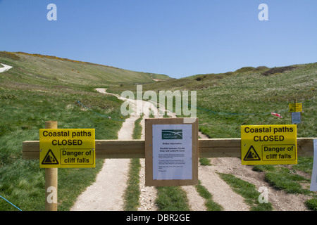 Sentier du littoral sud-ouest de clôture signes nr Durdle Door Dorset en Angleterre Banque D'Images