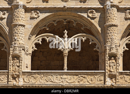 Close-up de la fin et délicat des remplages des arches du cloître le monastère des Hiéronymites, Lisbonne, Portugal. Banque D'Images