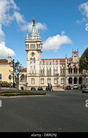 Vue sur la Câmara Municipal de Sintra, Lisbonne, Portugal, avec son imposant clocher. Sintra est un UNESCO World Heritage Site. Banque D'Images