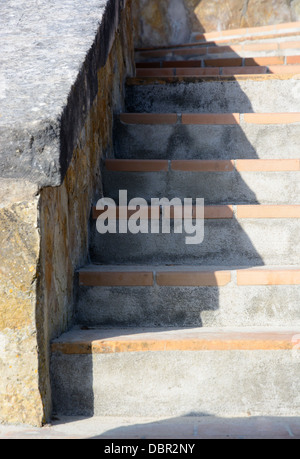 Les carreaux de céramique en escalier casting shadows en terre cuite dans un motif en zigzag. Banque D'Images