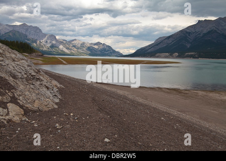 Appartements Lac Big Horn derrière un barrage, Alberta Banque D'Images