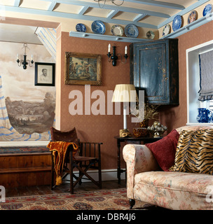 Fresque peinte au-dessus en bois fauteuil en rose cottage salon avec meubles anciens et l'encoignure plafond blanc +bleu Banque D'Images