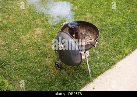 Démarreur de charbon de style de cheminée dans la région de Weber Grill. Banque D'Images