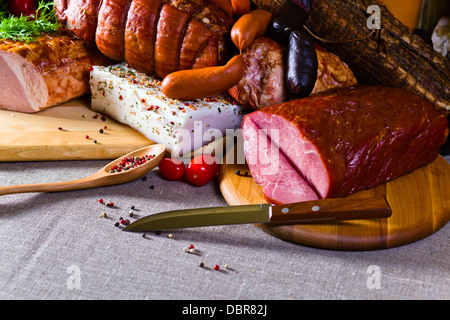 La viande fumée et les saucisses sur un tissu en lin Banque D'Images