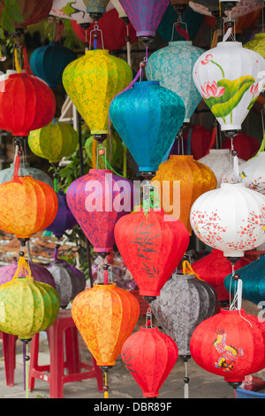 Lanternes de soie en face de boutique dans le vieux quartier de Hoi An, Vietnam, Southeast Asia Banque D'Images