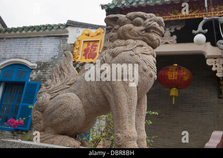 Dragon-comme la sculpture sur le Quang Trieu Assembly Hall, Hoi An, Vietnam, Southeast Asia Banque D'Images