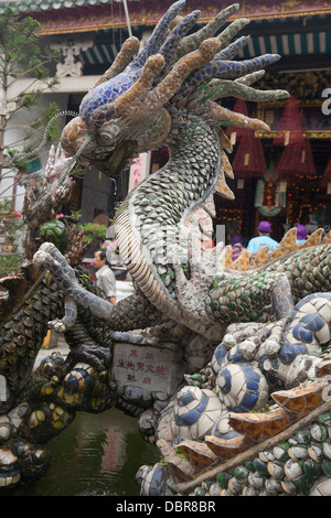 Dragon sculpture à Quang Trieu Assemblée cantonaise Hall, Hoi An, Vietnam, Southeast Asia Banque D'Images