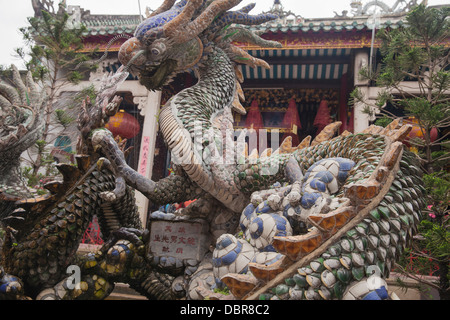 Dragon sculpture à Quang Trieu Assemblée cantonaise Hall, Hoi An, Vietnam, Southeast Asia Banque D'Images