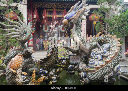 Dragon fontaine en face de Quang Trieu Assemblée cantonaise Hall, Hoi An, Vietnam, Southeast Asia Banque D'Images