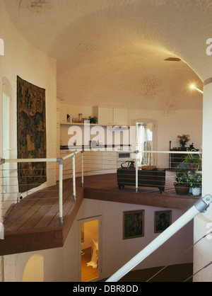 Parquet au sol dans la cuisine moderne à l'étage mezzanine dans la tour Martello converti avec hauts plafonds et murs en briques peintes Banque D'Images