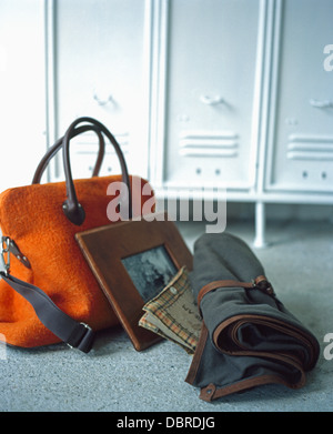 Close-up of orange grand sac feutre avec châssis en bois et tapis roulé photographie Banque D'Images