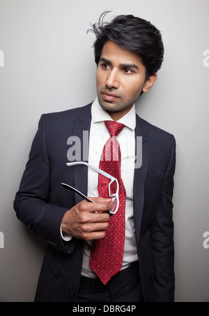 Certain Indian businessman holding glasses Banque D'Images