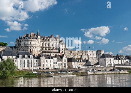 L'historique Château & Ville d'Amboise sous un ciel ensoleillé surplombant et reflétée dans la Loire, France Banque D'Images